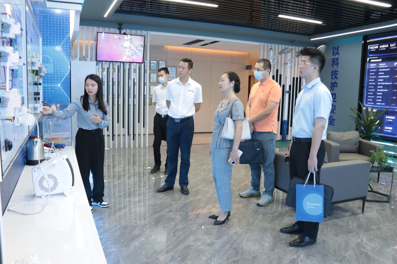 乌鲁木齐经济技术开发区招商服务局莅临珩祥科技参观指导